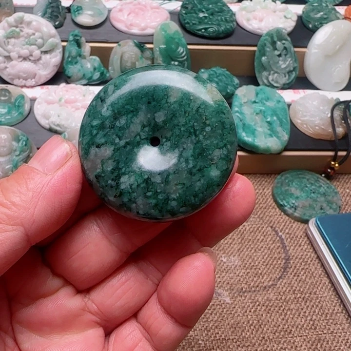 高***重独山玉未镶嵌颈饰