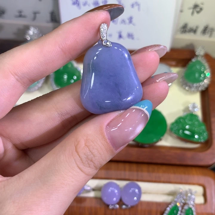 颈饰18K金镶嵌翡翠