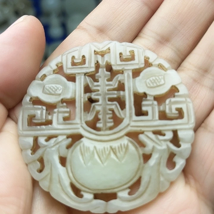 颈饰未镶嵌和田玉（青白玉）