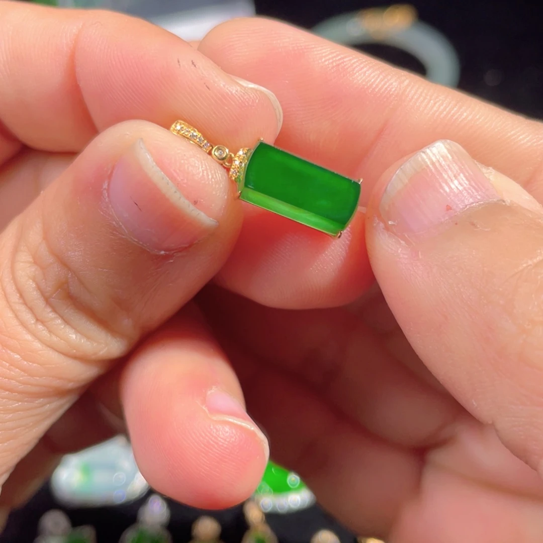 翡翠颈饰18K金镶嵌翡翠