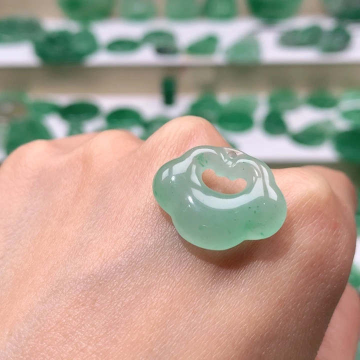 颈饰未镶嵌石英质玉