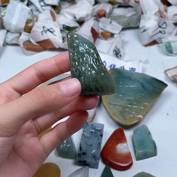 奔***向翡翠未镶嵌颈饰翡翠