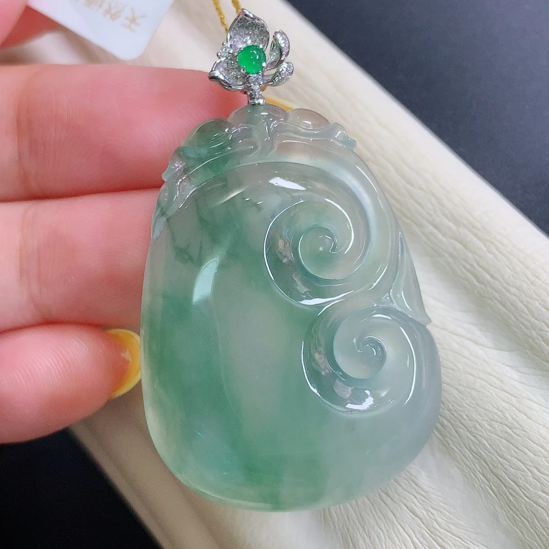 颈饰18K金镶嵌翡翠如意