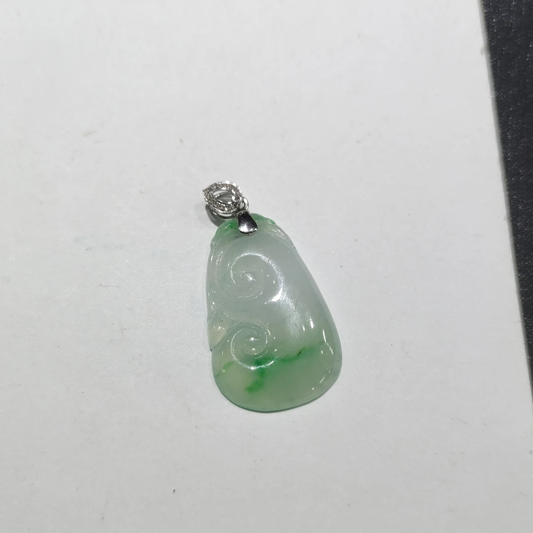 缅甸一手天然翡翠冰飘阳绿小如意，种老水足颜色鲜艳夺目，上身超赞