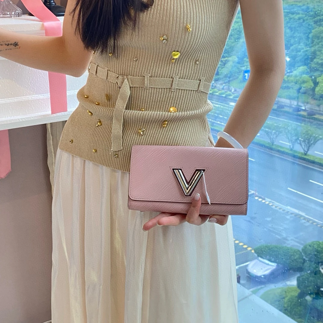 95新 LouisVuitton/路易威登 lv皮粉色twist水波纹长款钱包