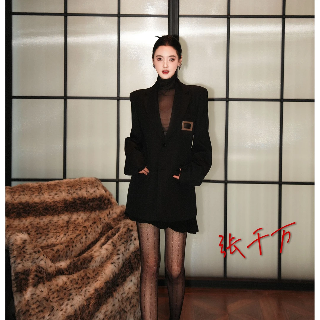 张千万 x AKTK 方形镂空金属牌西装 6C1M0618H808