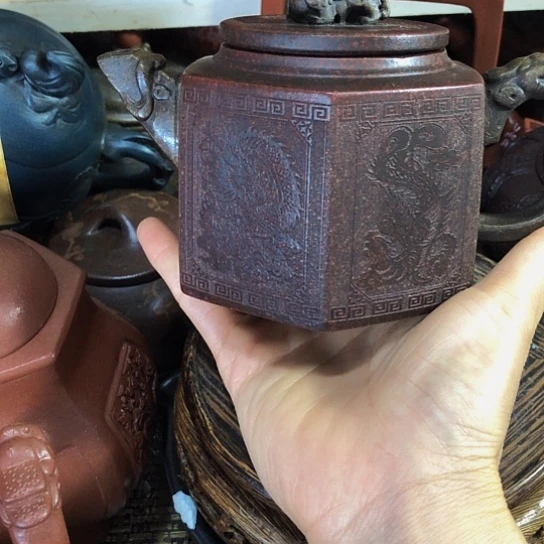 茶壶紫砂原矿泥料。手工制作的紫砂壶