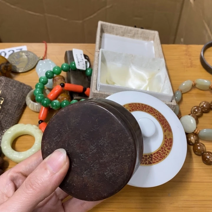 瓷片哈中工工艺品一件