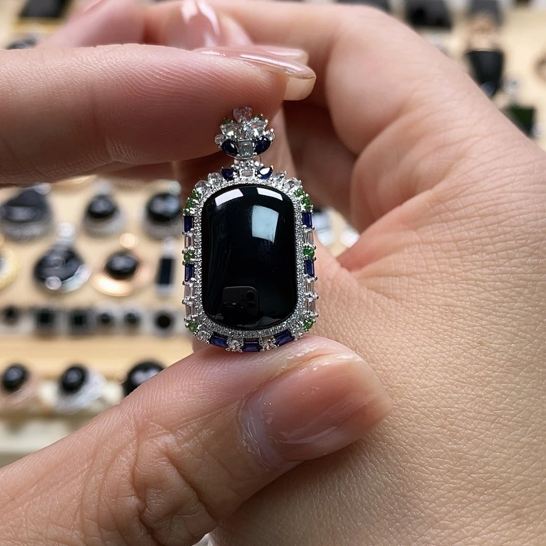 翡翠颈饰18K金镶嵌墨翠