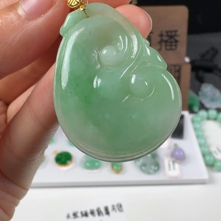 翡翠18K金镶嵌颈饰