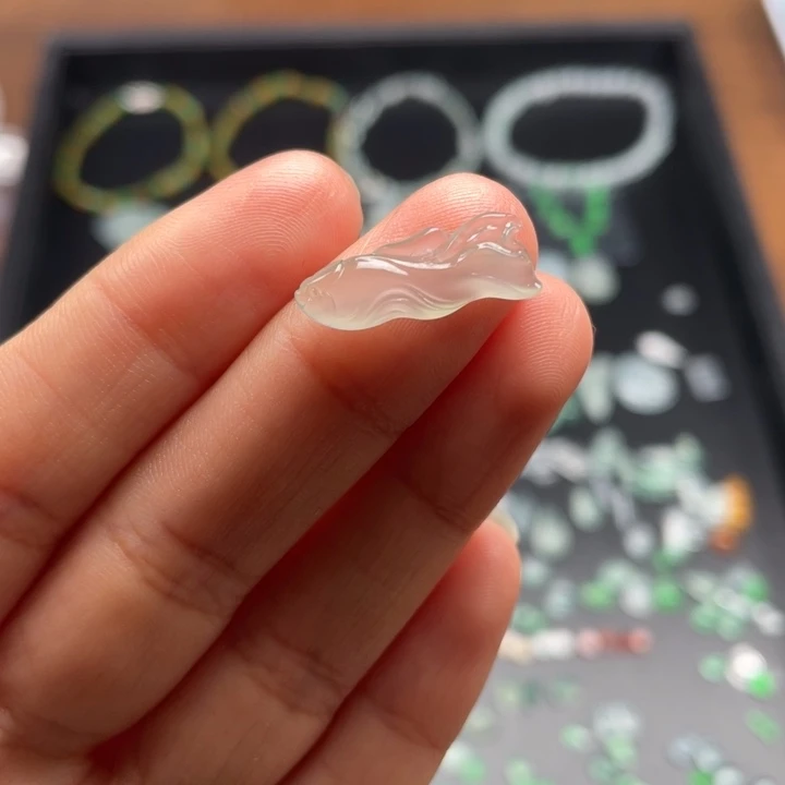 翡翠裸石冰种小鱼