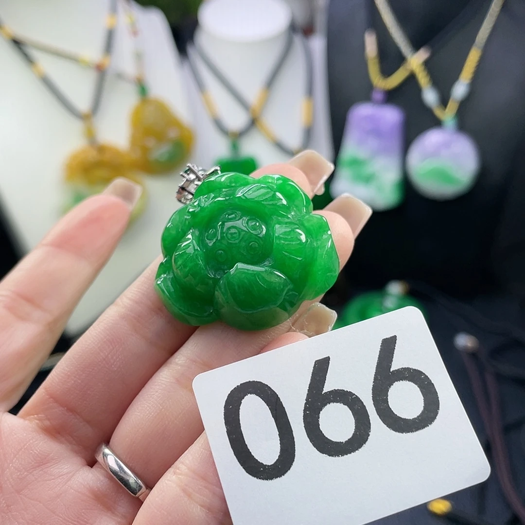 翡翠未镶嵌吊坠(赠链)