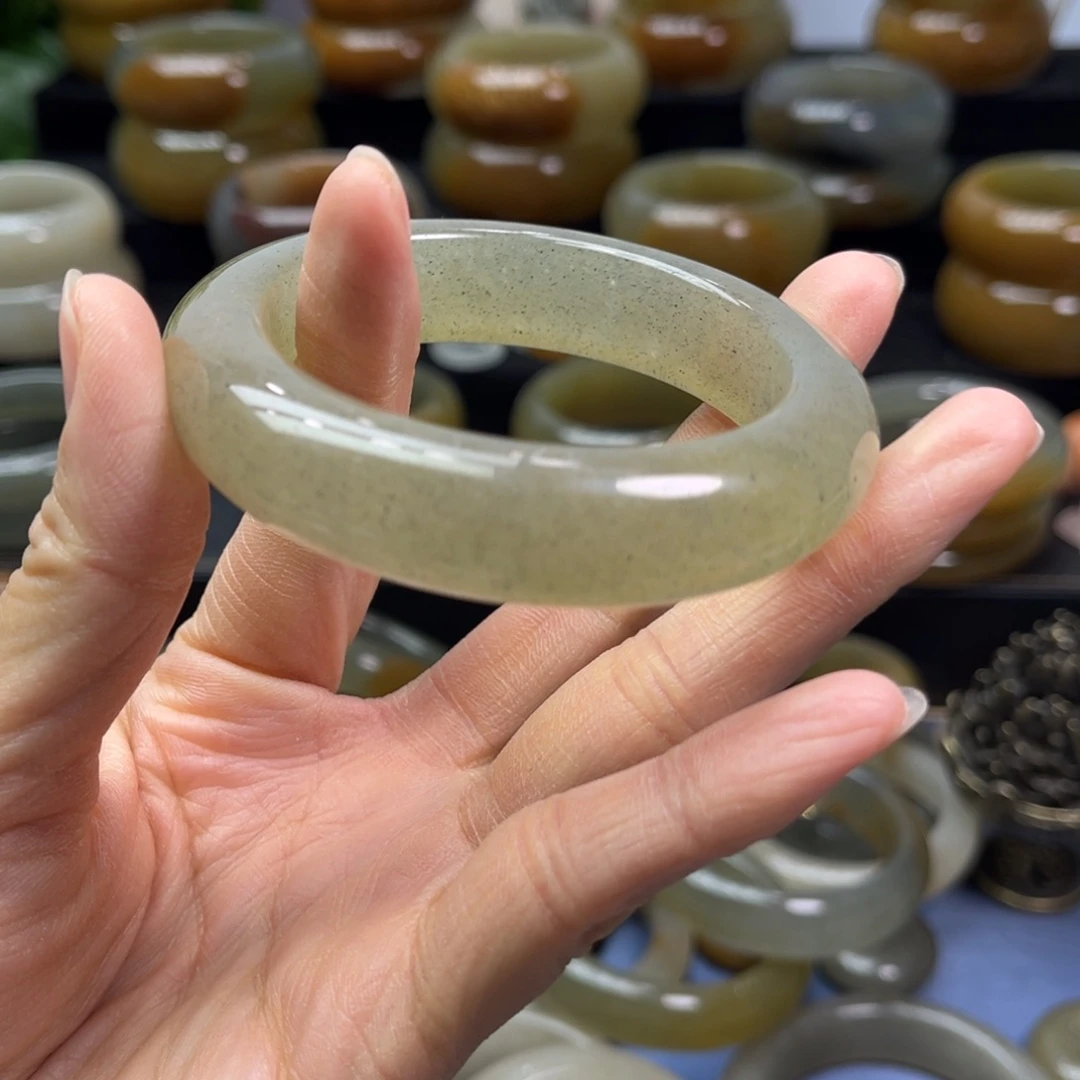 乐***寰石英质玉未镶嵌手镯