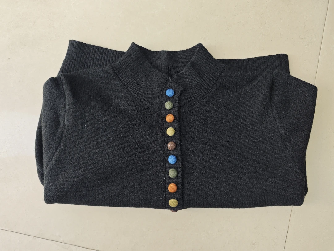 女士半开领彩扣加厚毛衣