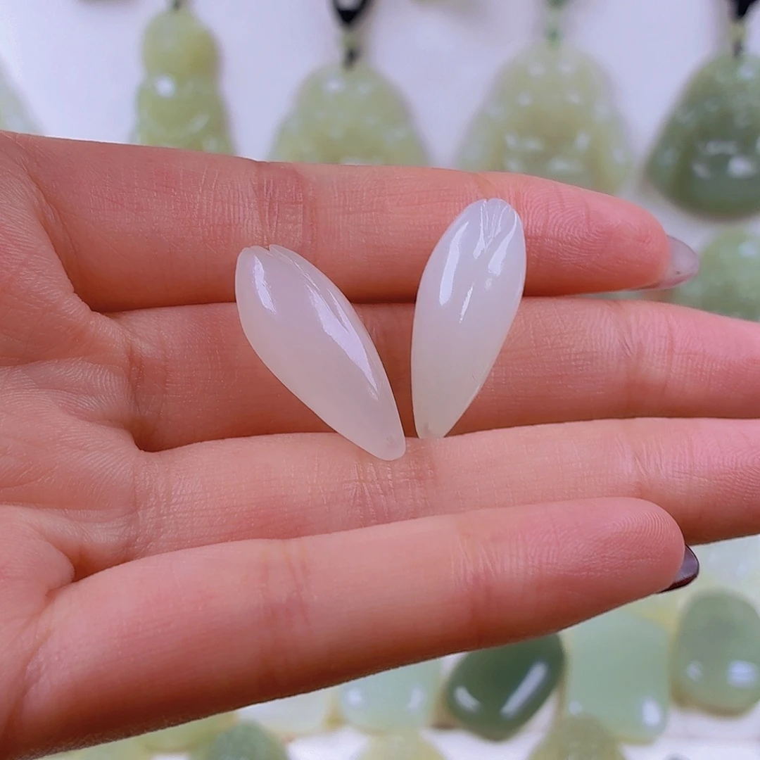 和田玉未镶嵌颈饰玉兰花