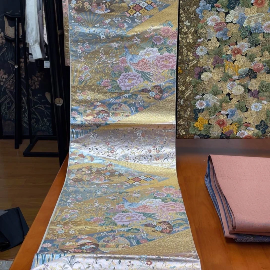 织绣裂取孔雀花鸟纹