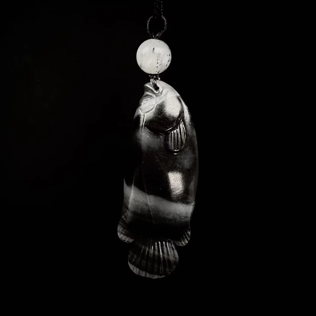 珍藏级 和田玉 新疆青花Z料 如鱼得水吊坠 47*17*11  Y295