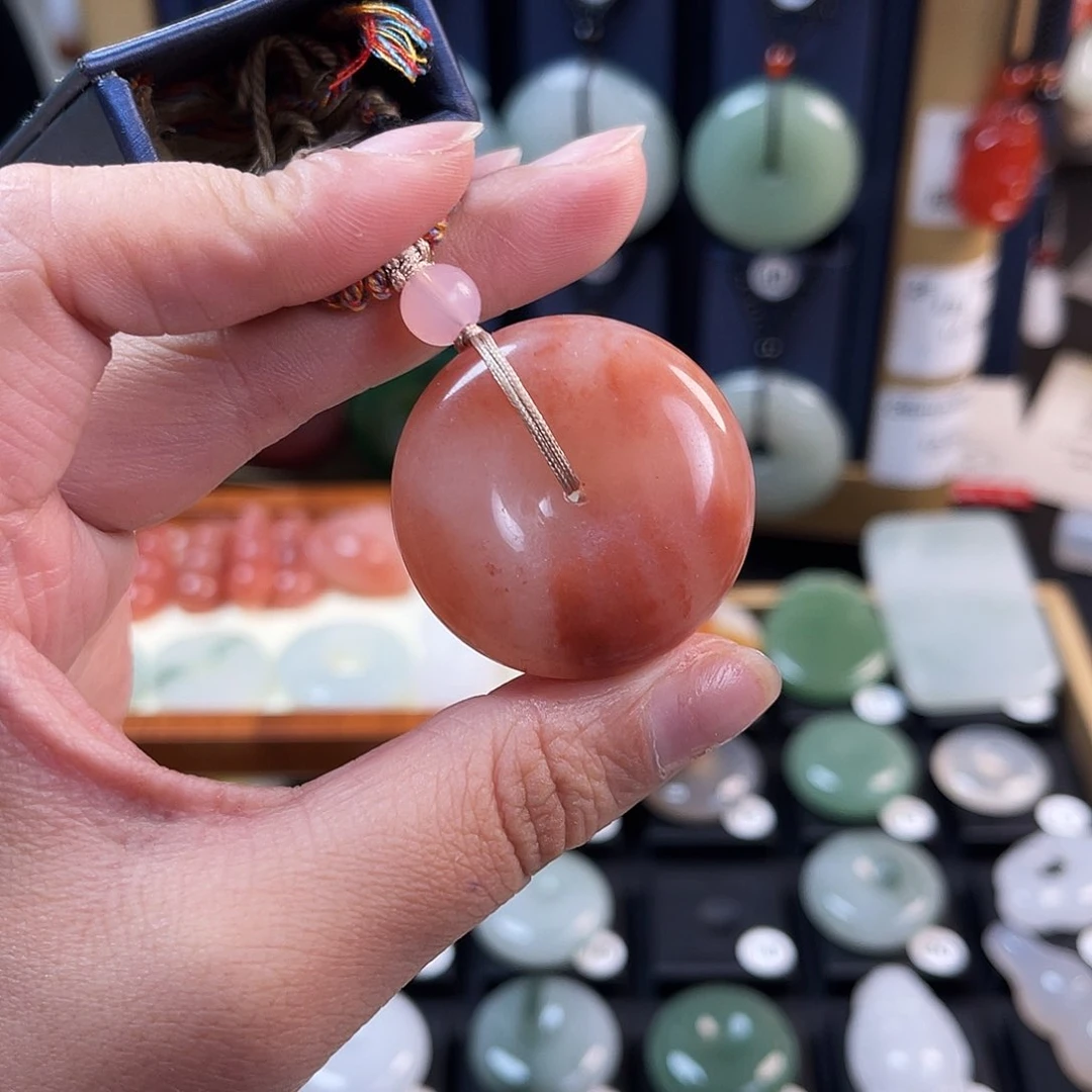 颈饰未镶嵌石英质玉美**景