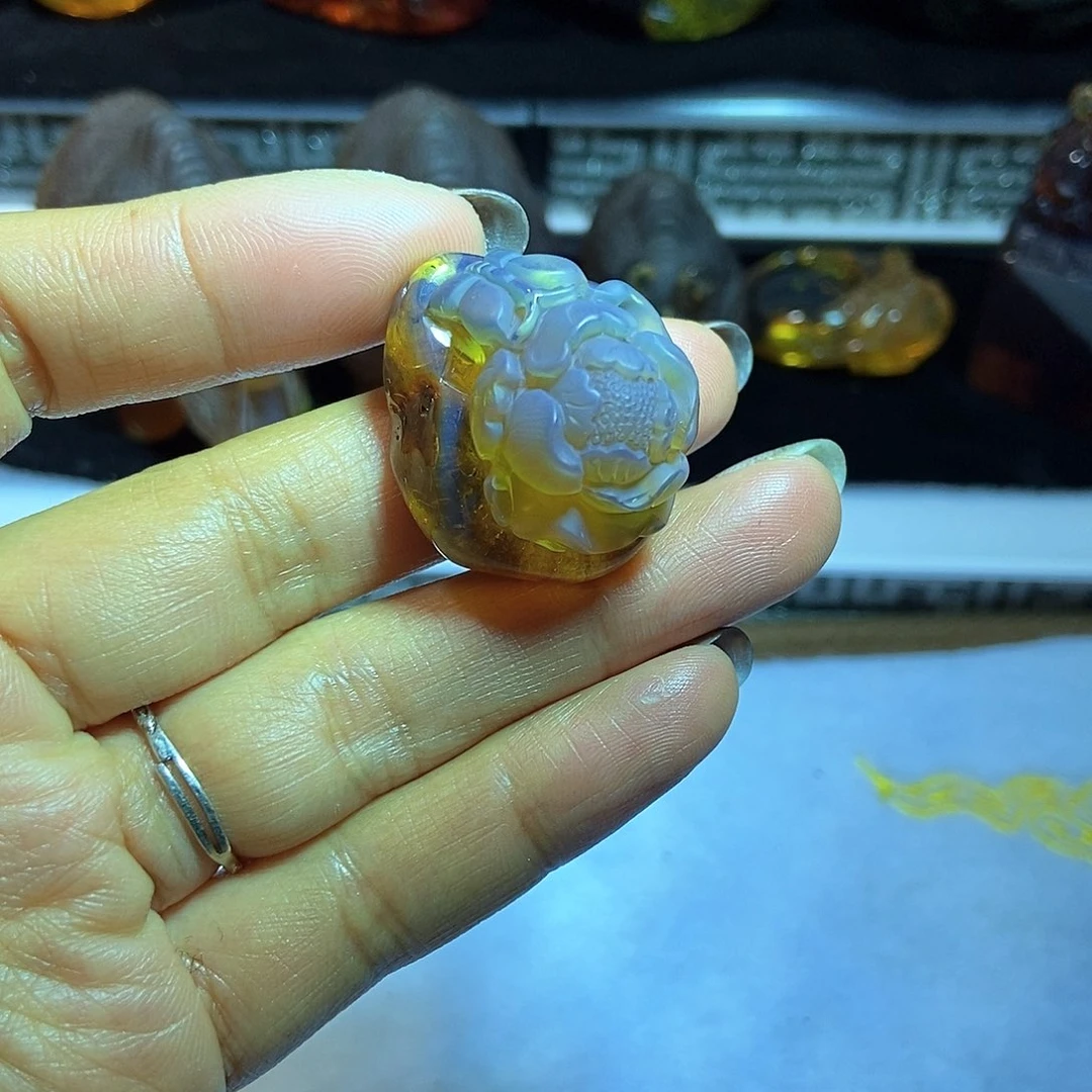 未镶嵌颈饰琥珀牡丹花