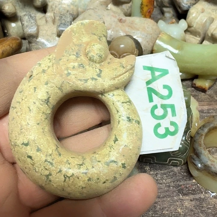 蛇纹石玉颈饰未镶嵌