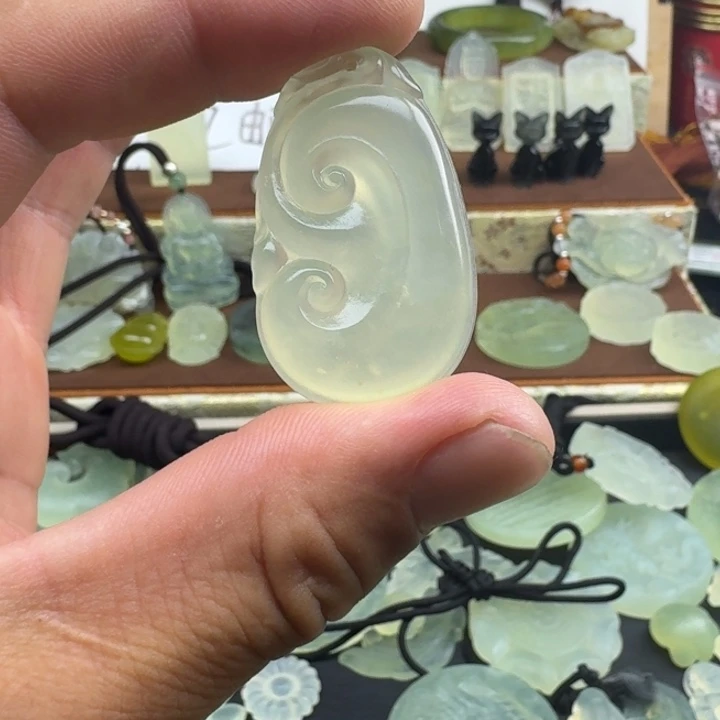蛇纹石玉未镶嵌颈饰