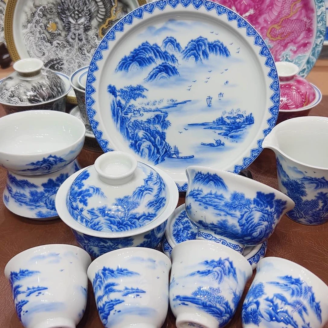 摆件景德镇陶瓷艺术展在上海举办期间举行开幕