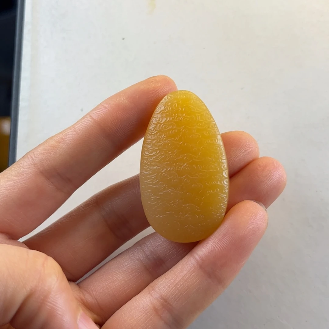 石英质玉黄蜡石吊坠合金小*子