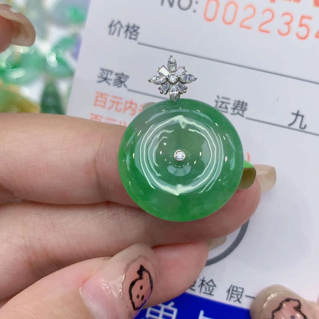 翡翠18K金镶嵌颈饰扣子