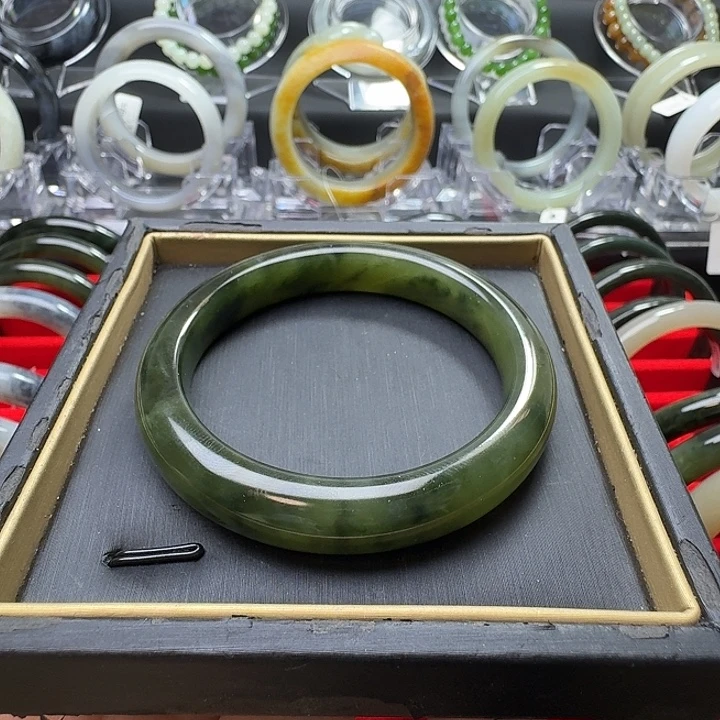 和田玉未镶嵌手镯