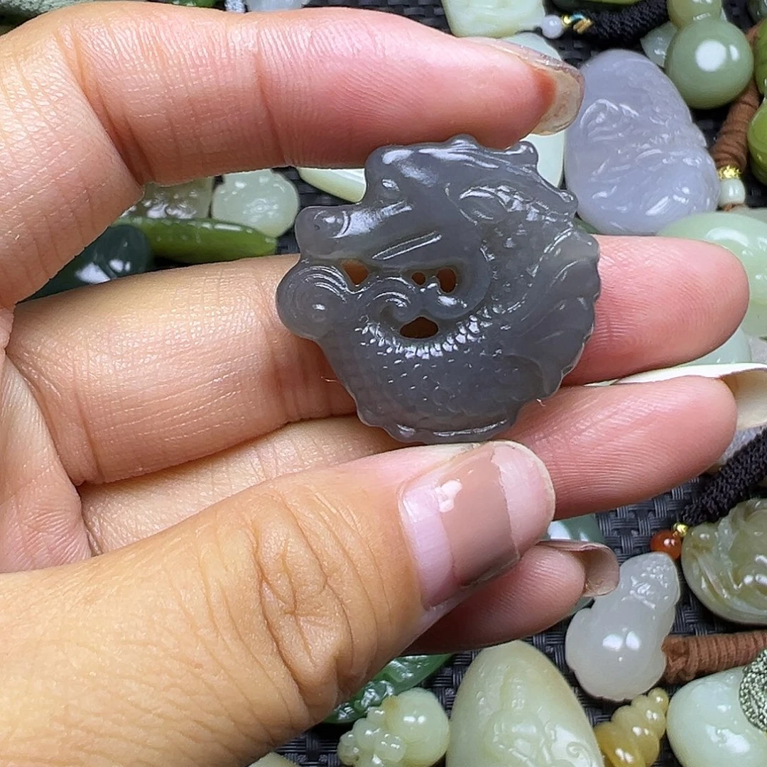 和田玉未镶嵌颈饰有裂漏，卡28.5