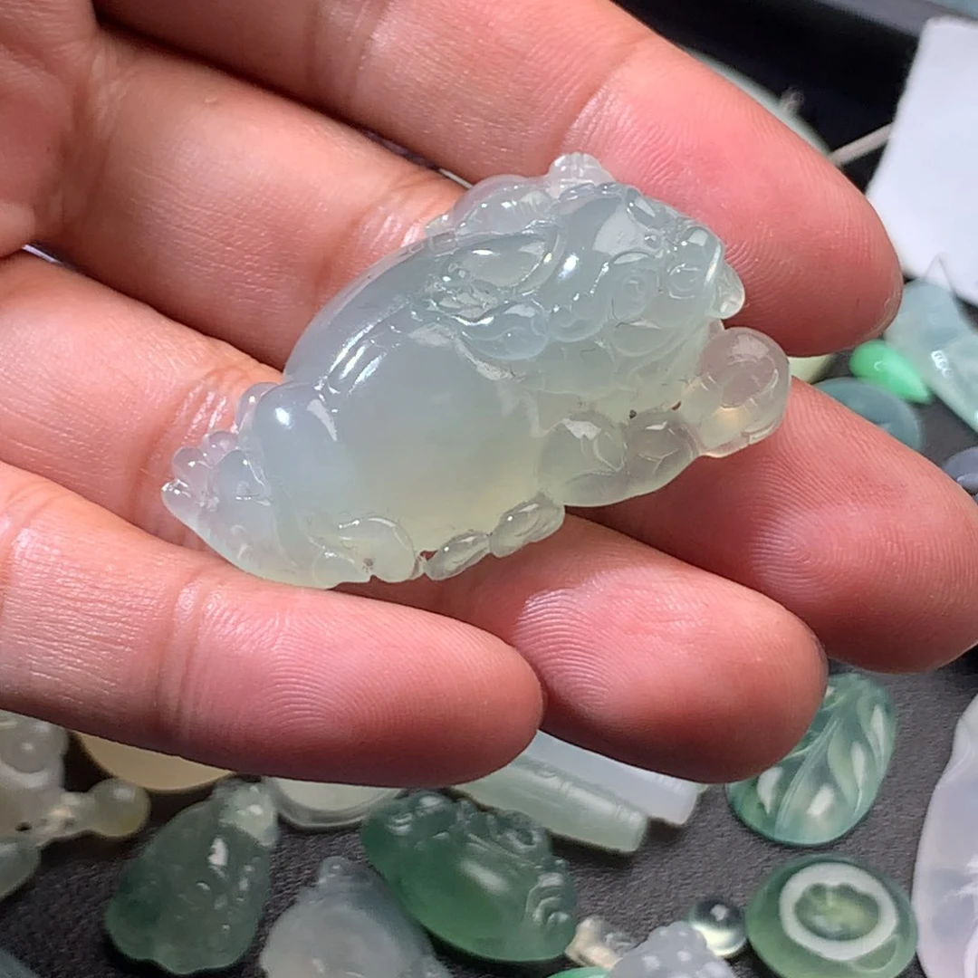 颈饰未镶嵌翡翠努***康挂件