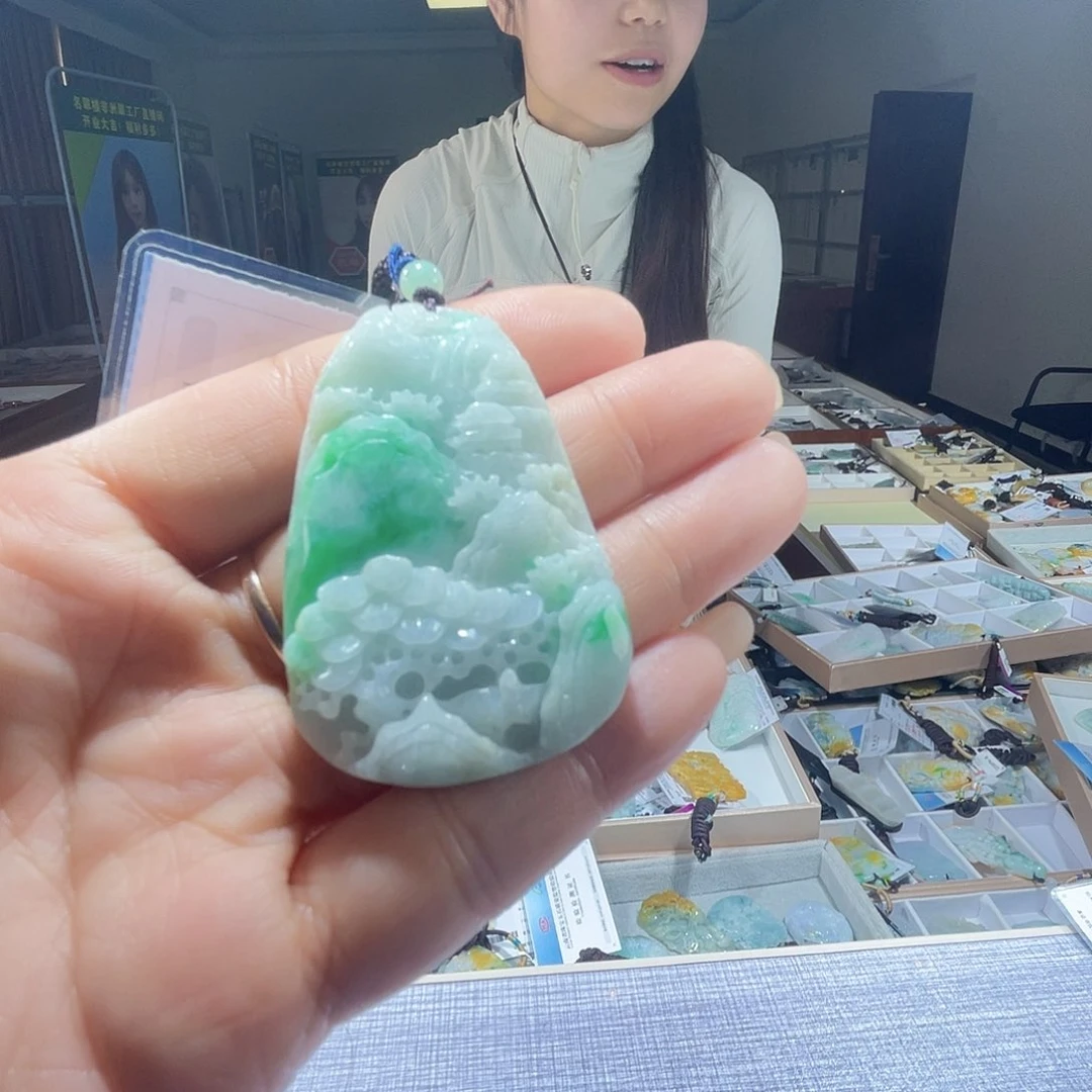 翡翠未镶嵌颈饰一个