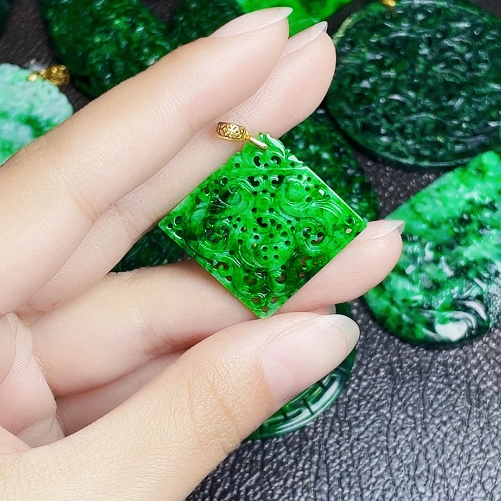 翡翠18K金镶嵌颈饰多样性