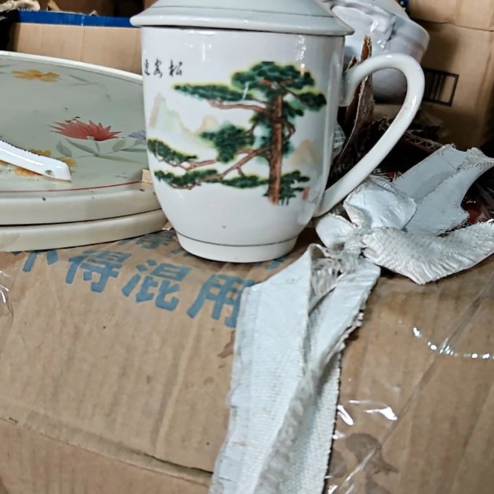 盘子碗茶壶啥都有