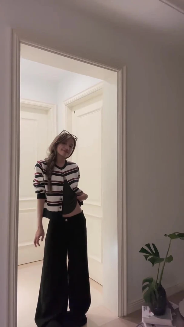 网红洋气炸街女装轻奢高级感撞色条纹开衫上衣内搭套装休闲阔腿裤