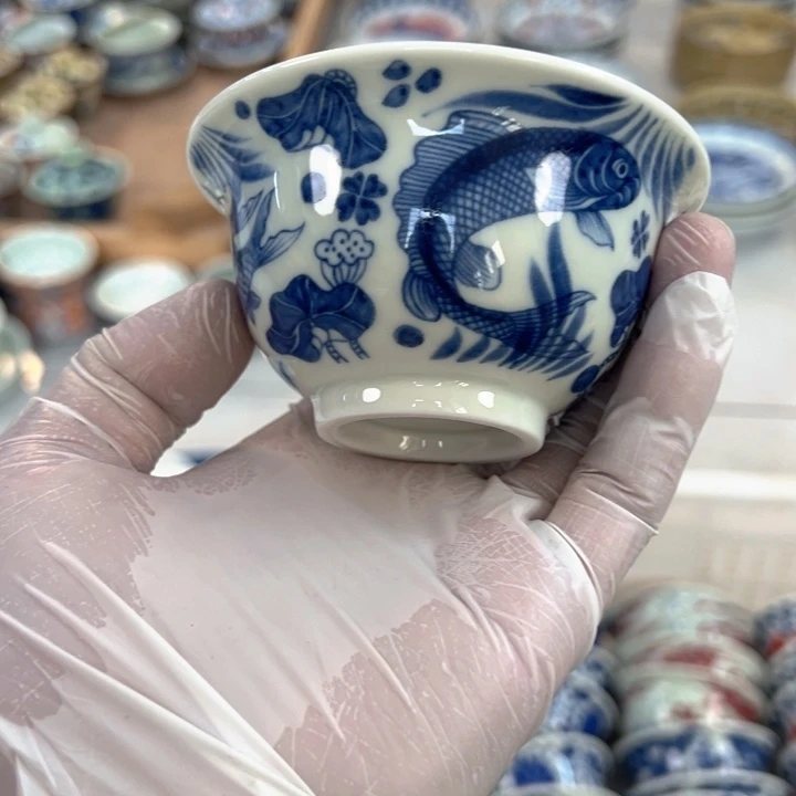 瓷片白青花鱼藻纹压手杯主人杯全品