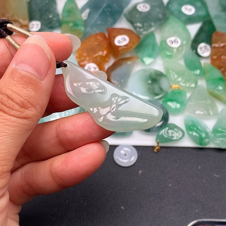 翡翠未镶嵌颈饰随型