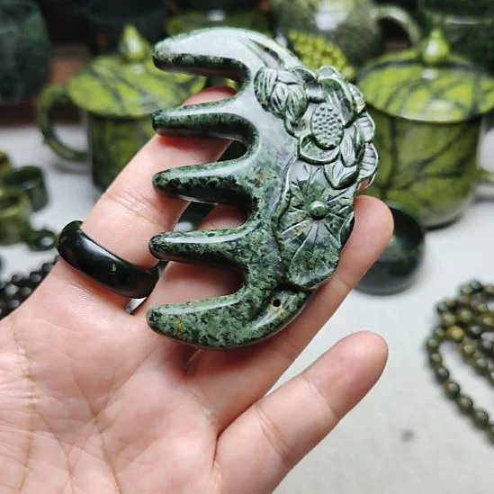 蛇纹石玉未镶嵌梳子