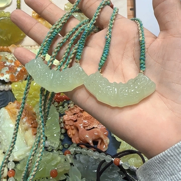 未镶嵌蛇纹石玉吊坠