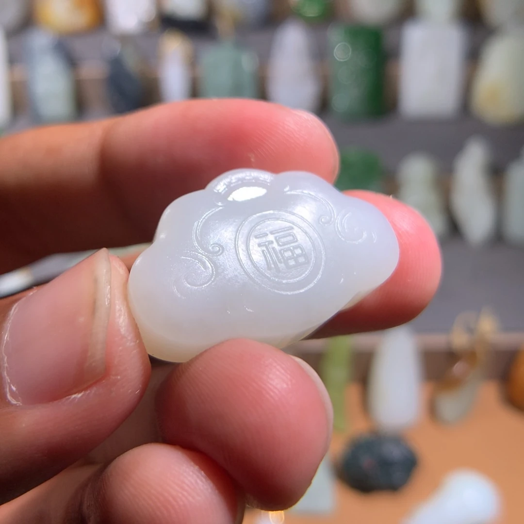 齐***子和田玉未镶嵌颈饰