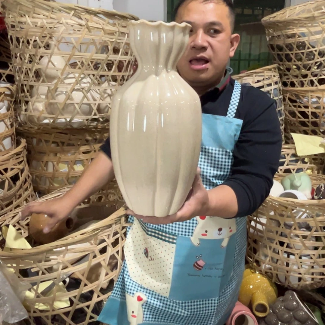 摆件93 号高中低温陶瓷瓶（部分微瑕）