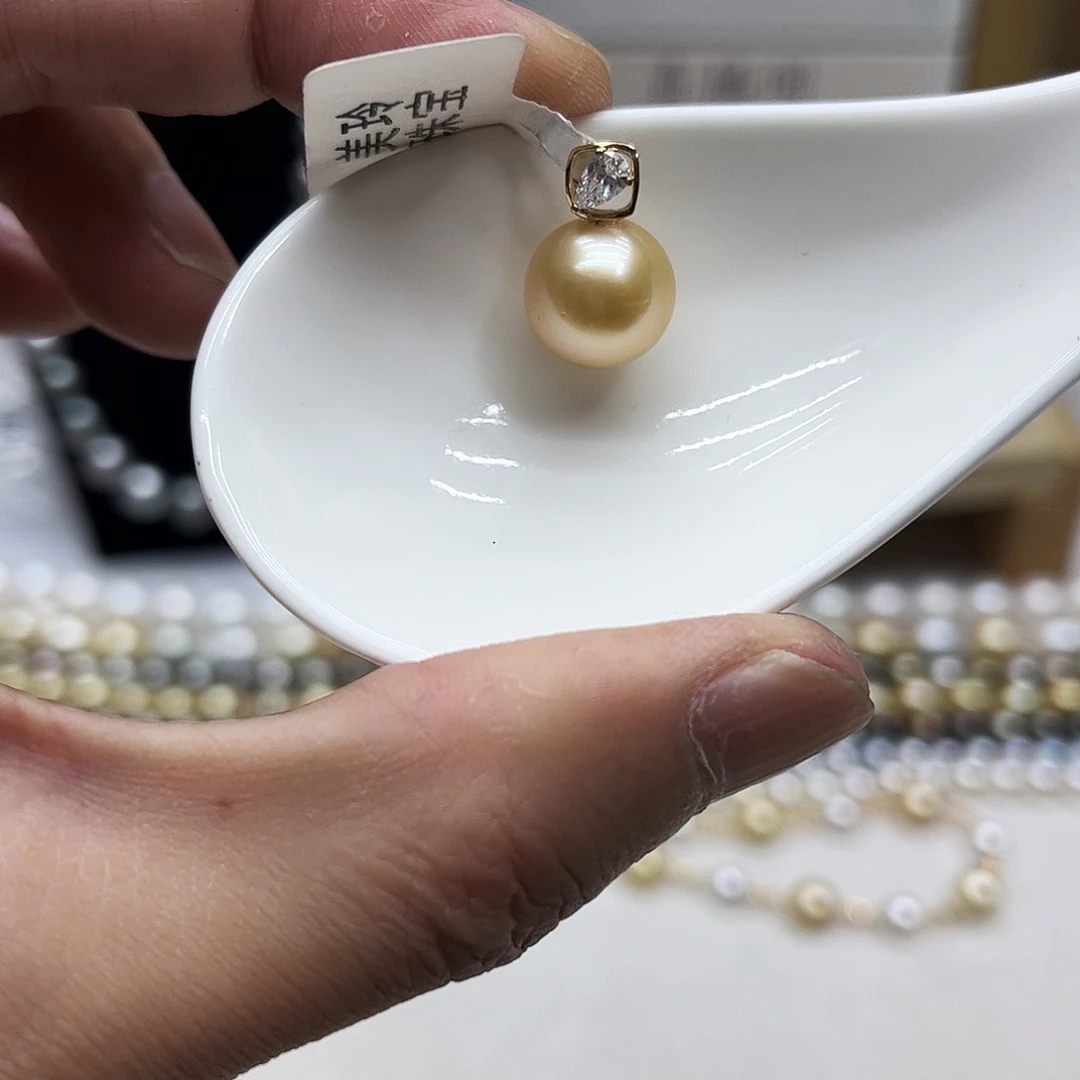 18K金镶嵌海水珍珠颈饰