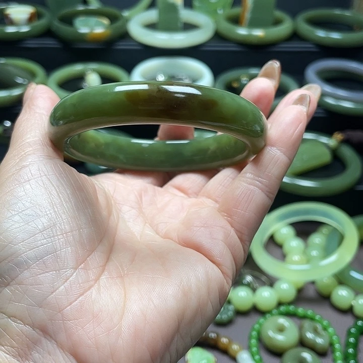 和田玉未镶嵌手镯