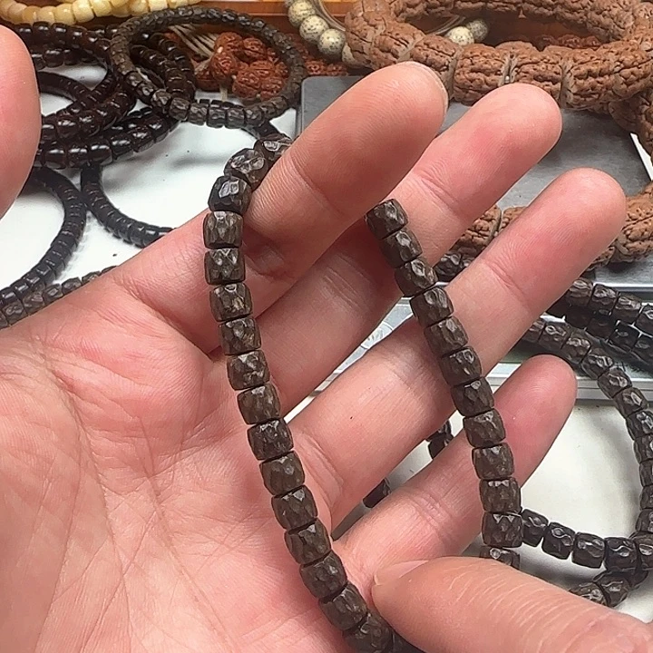 椰蒂吊坠瀧****010………………