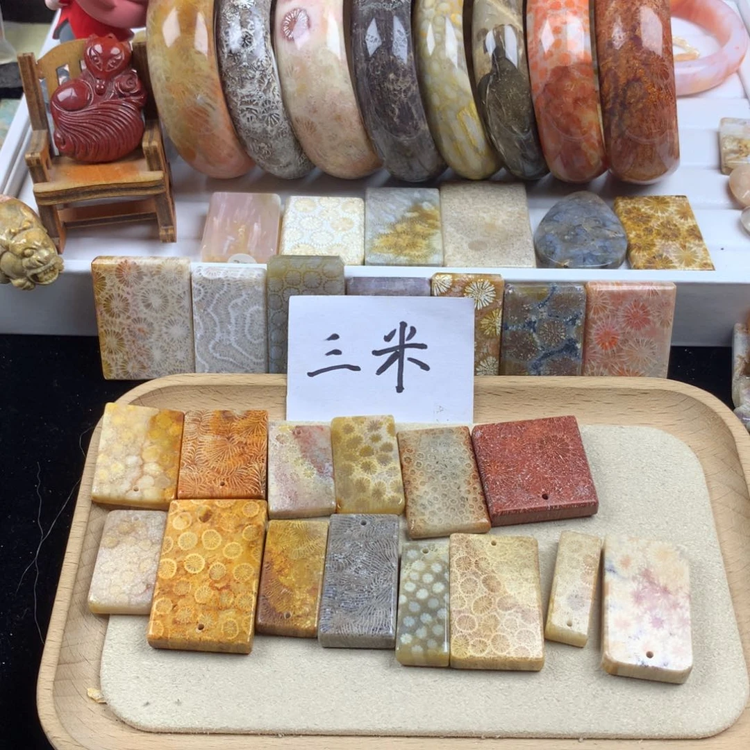 锦***刻硅化珊瑚（珊瑚玉）未镶嵌颈饰
