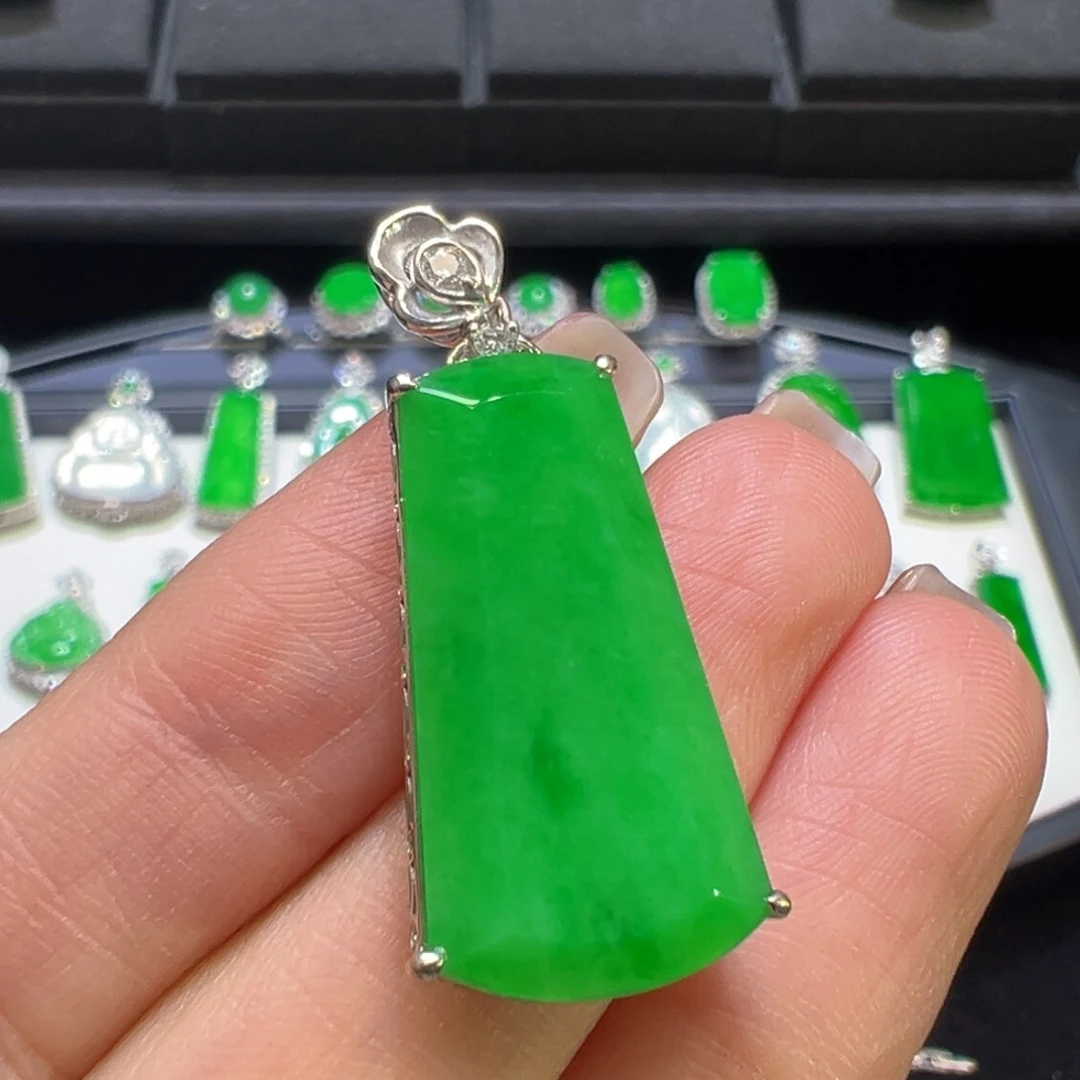 翡翠颈饰18K金镶嵌翡翠