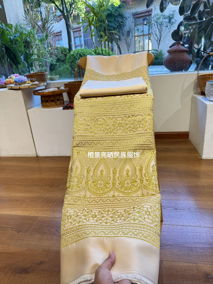 米白色进口高端金丝重工刺绣套装布料（布料、非成品）显白高贵气质