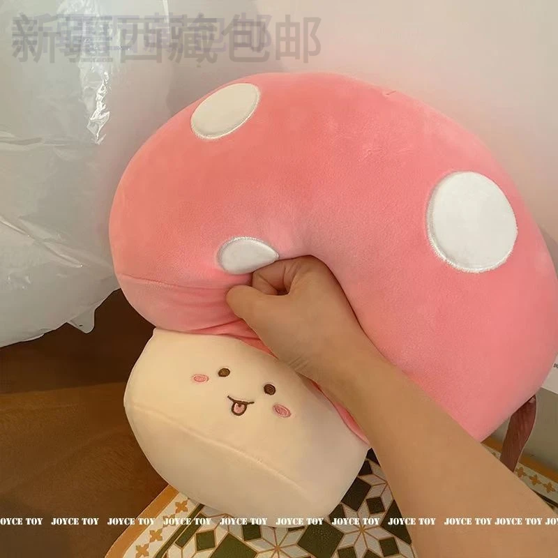 新疆包邮ins网红可爱搞怪果蔬抱枕蘑菇香蕉毛绒玩具公仔胡萝卜玩