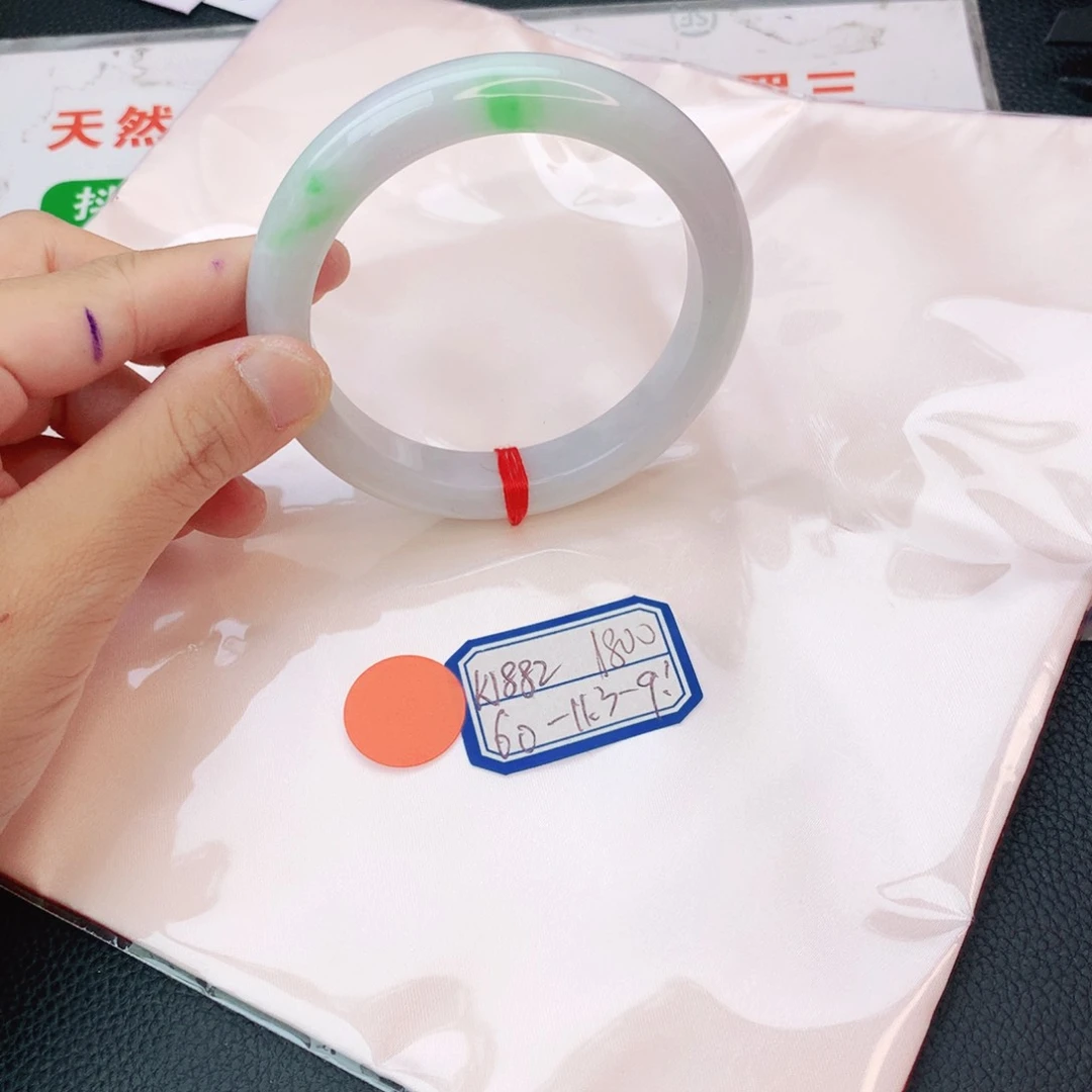 翡翠手镯未镶嵌翡翠
