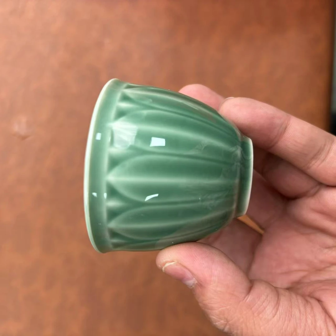 青花雕刻莲花茶杯